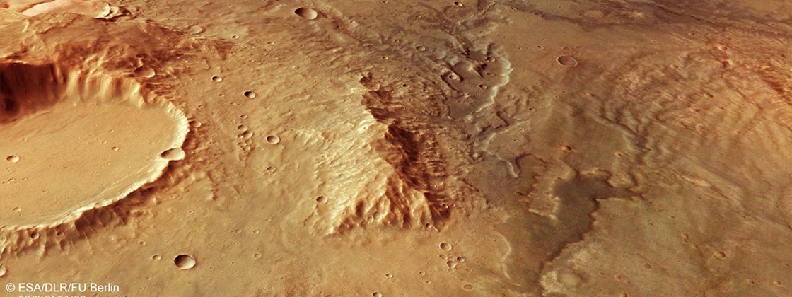 Sonda da ESA identifica cratera tripla na superfície de Marte
